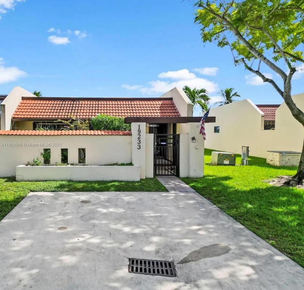 Real estate property located at 19233 64th Ct, Miami-dade, Townhomes Of Country Lake, Hialeah, FL