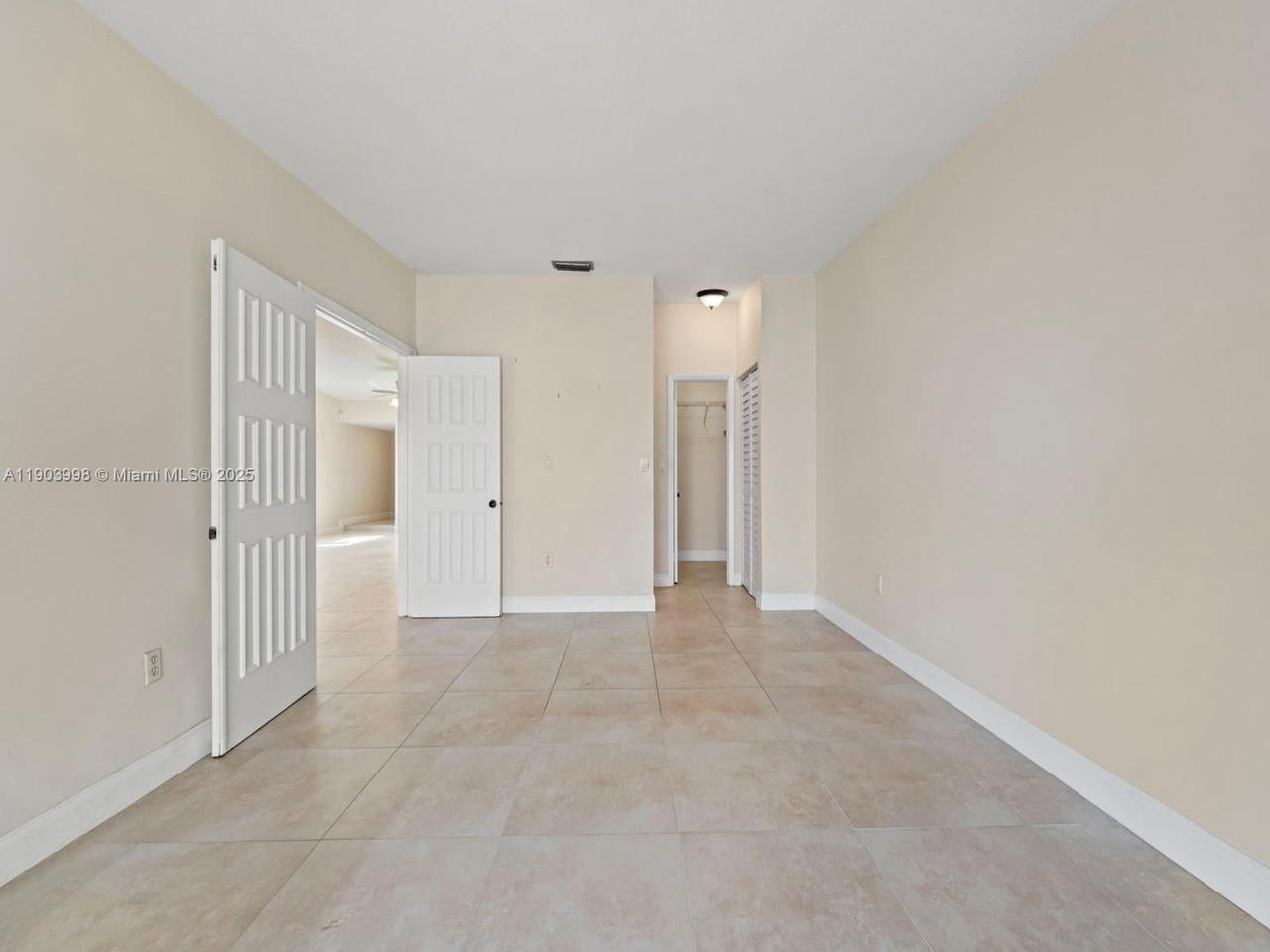 Real estate property located at 19233 64th Ct, Miami-dade, Townhomes Of Country Lake, Hialeah, FL