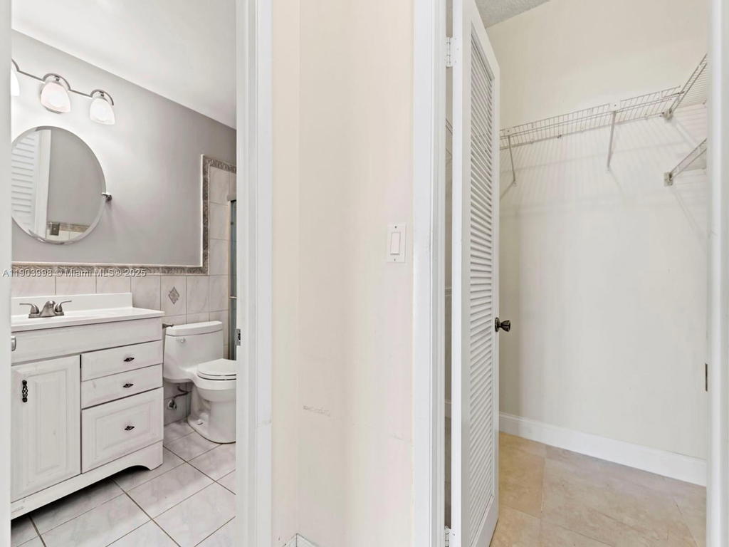 Real estate property located at 19233 64th Ct, Miami-dade, Townhomes Of Country Lake, Hialeah, FL