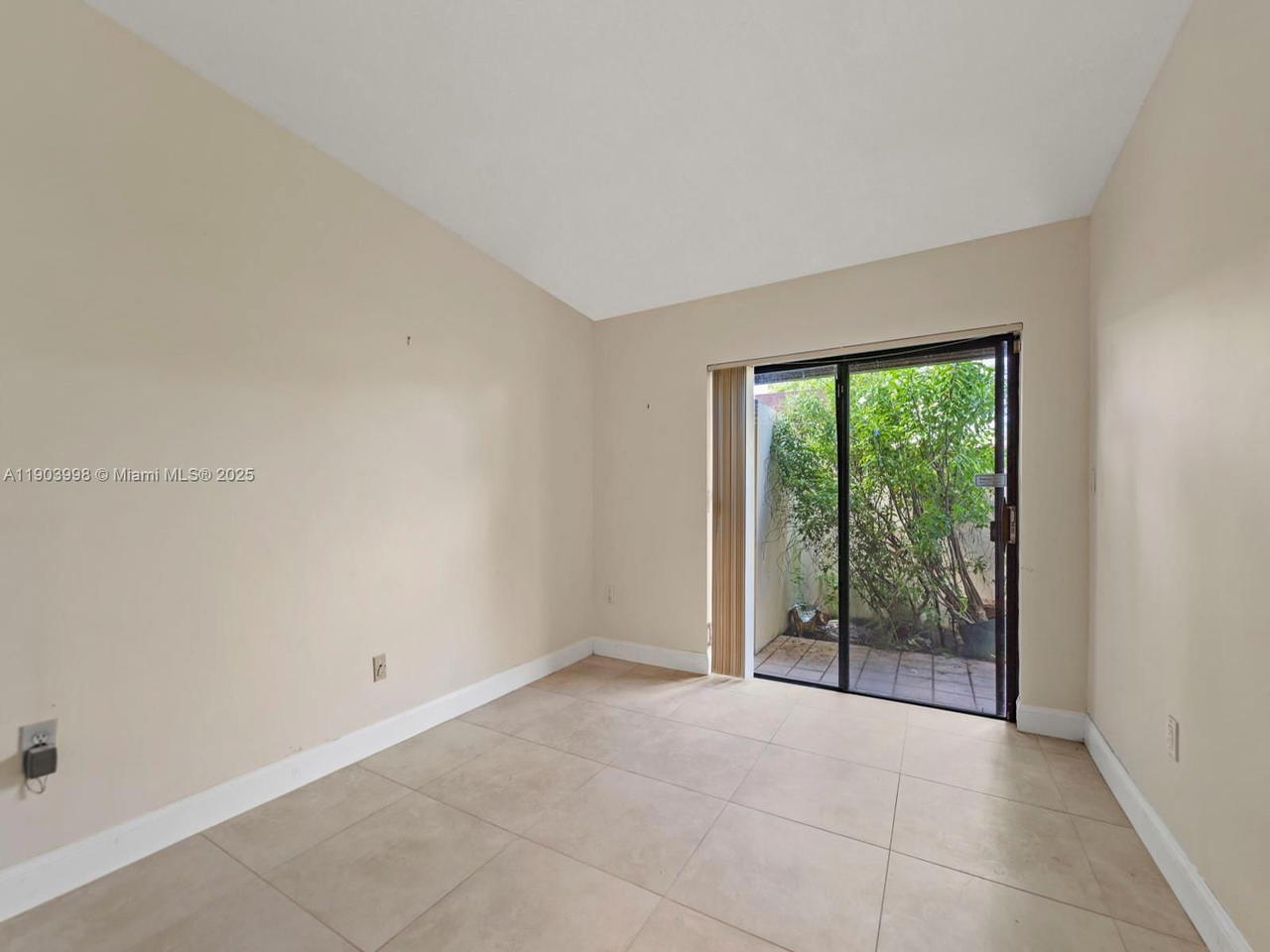 Real estate property located at 19233 64th Ct, Miami-dade, Townhomes Of Country Lake, Hialeah, FL