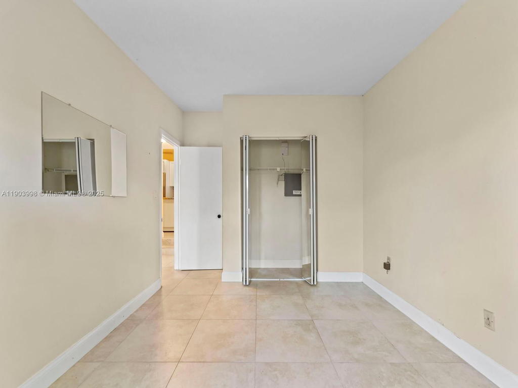 Real estate property located at 19233 64th Ct, Miami-dade, Townhomes Of Country Lake, Hialeah, FL