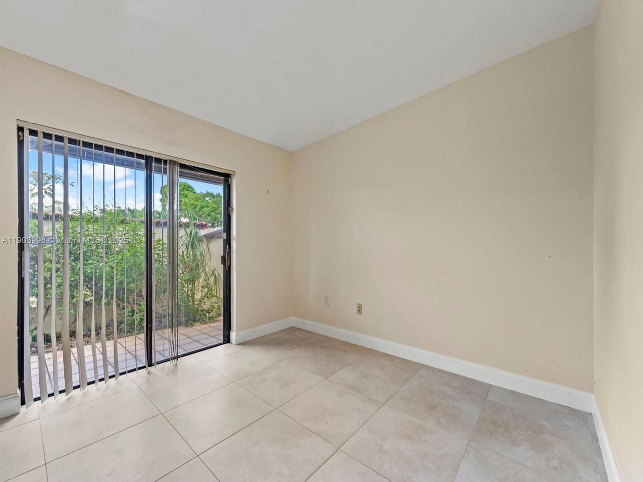 Real estate property located at 19233 64th Ct, Miami-dade, Townhomes Of Country Lake, Hialeah, FL