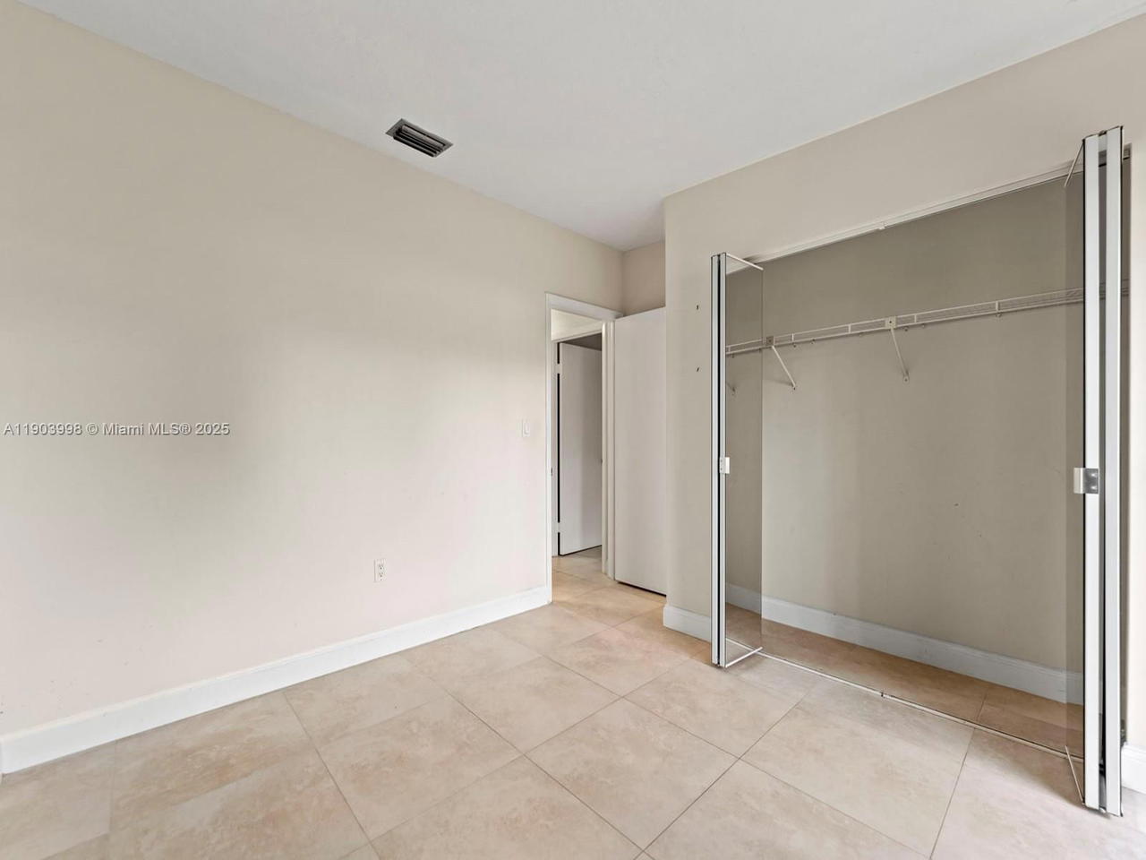 Real estate property located at 19233 64th Ct, Miami-dade, Townhomes Of Country Lake, Hialeah, FL