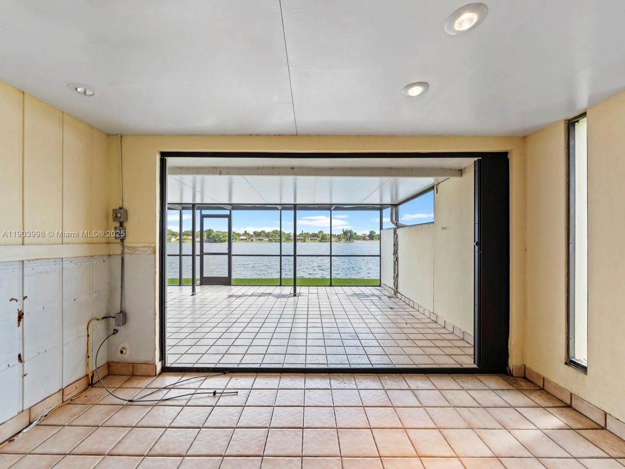 Real estate property located at 19233 64th Ct, Miami-dade, Townhomes Of Country Lake, Hialeah, FL