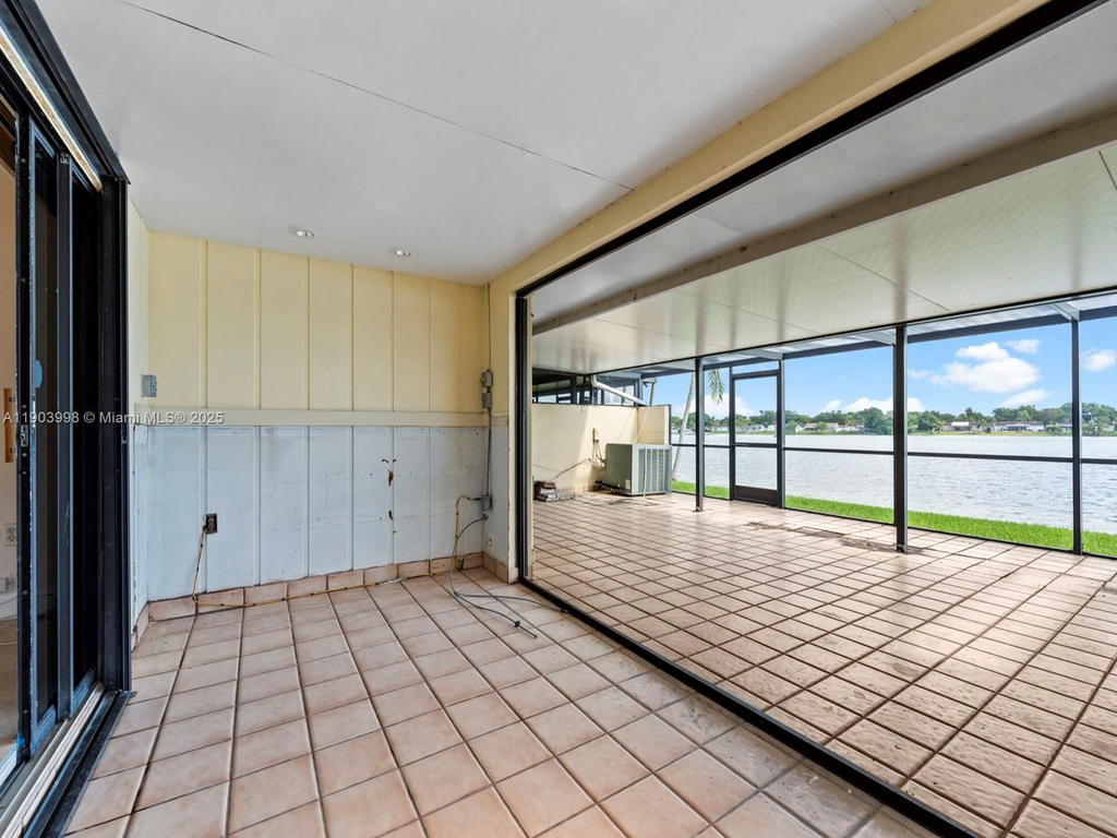 Real estate property located at 19233 64th Ct, Miami-dade, Townhomes Of Country Lake, Hialeah, FL