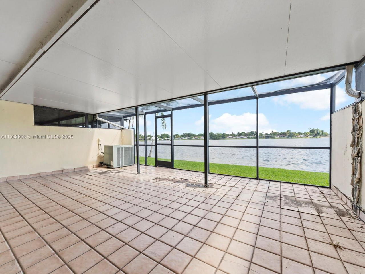 Real estate property located at 19233 64th Ct, Miami-dade, Townhomes Of Country Lake, Hialeah, FL