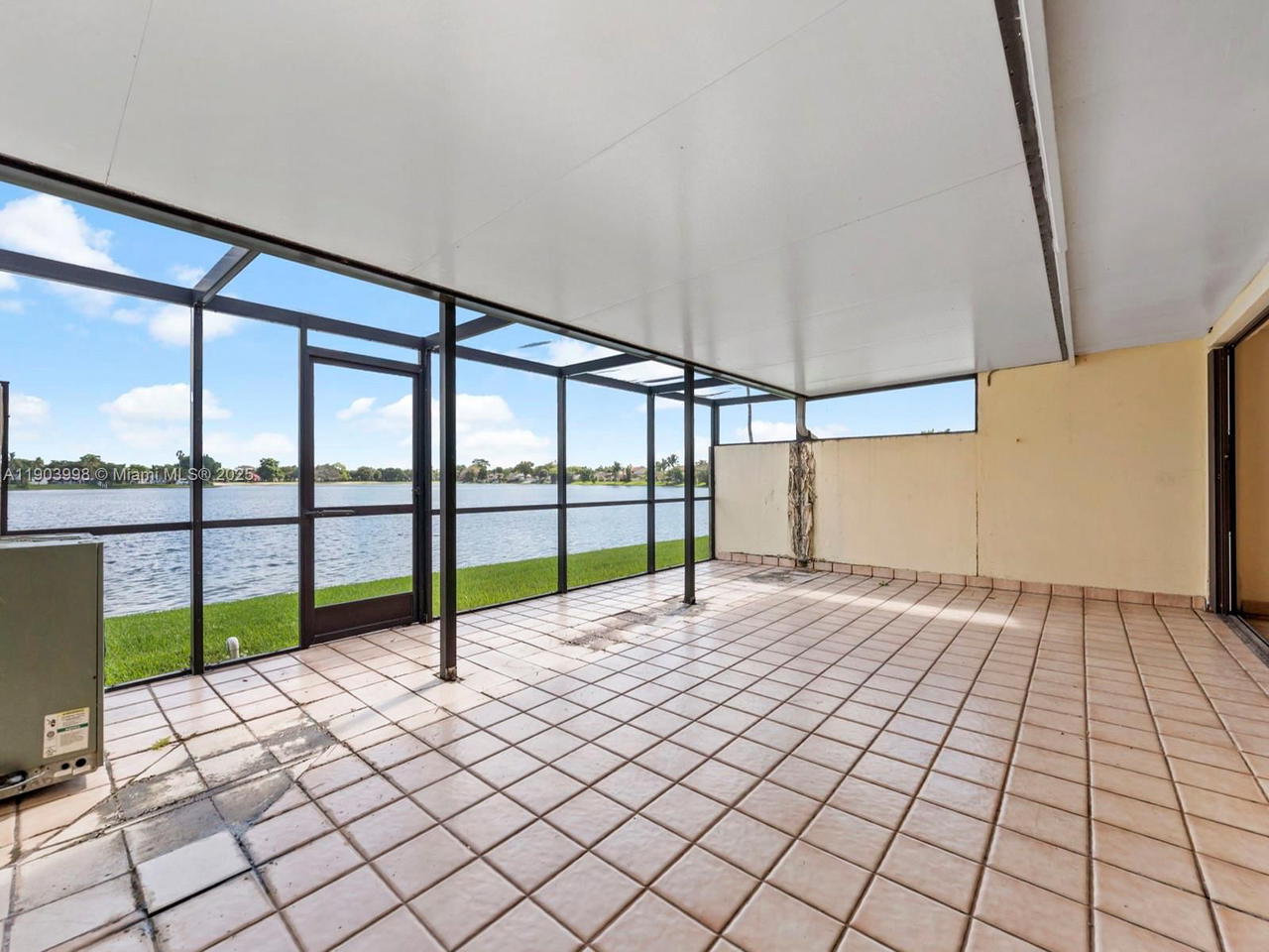 Real estate property located at 19233 64th Ct, Miami-dade, Townhomes Of Country Lake, Hialeah, FL