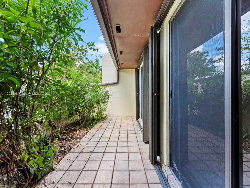 Real estate property located at 19233 64th Ct, Miami-dade, Townhomes Of Country Lake, Hialeah, FL