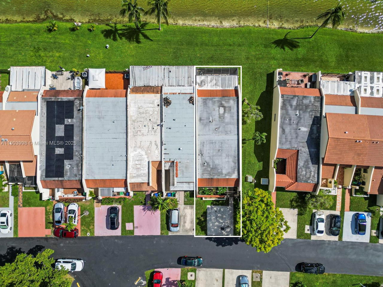 Real estate property located at 19233 64th Ct, Miami-dade, Townhomes Of Country Lake, Hialeah, FL