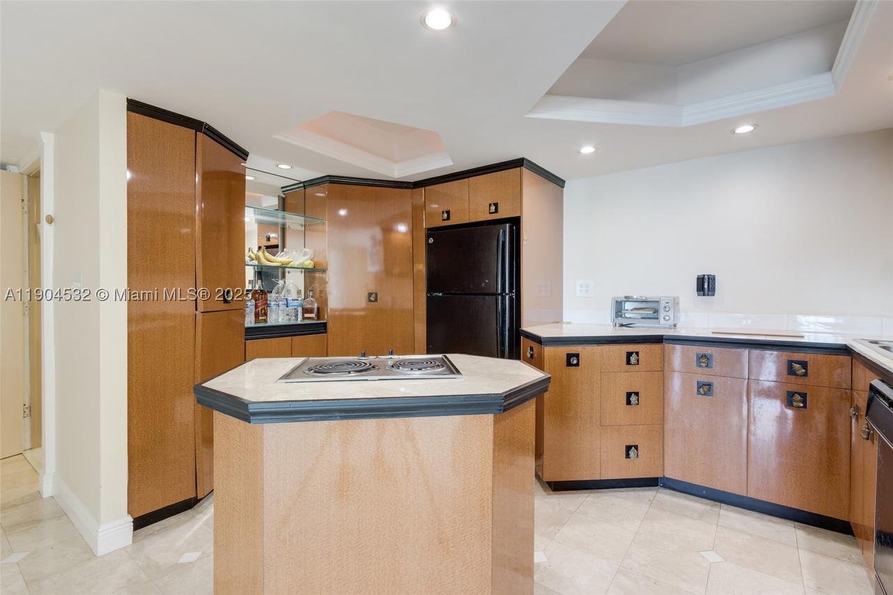 Real estate property located at 1410 Ocean Dr #1702, Broward, Trafalgar Towers Condomin, Hollywood, FL