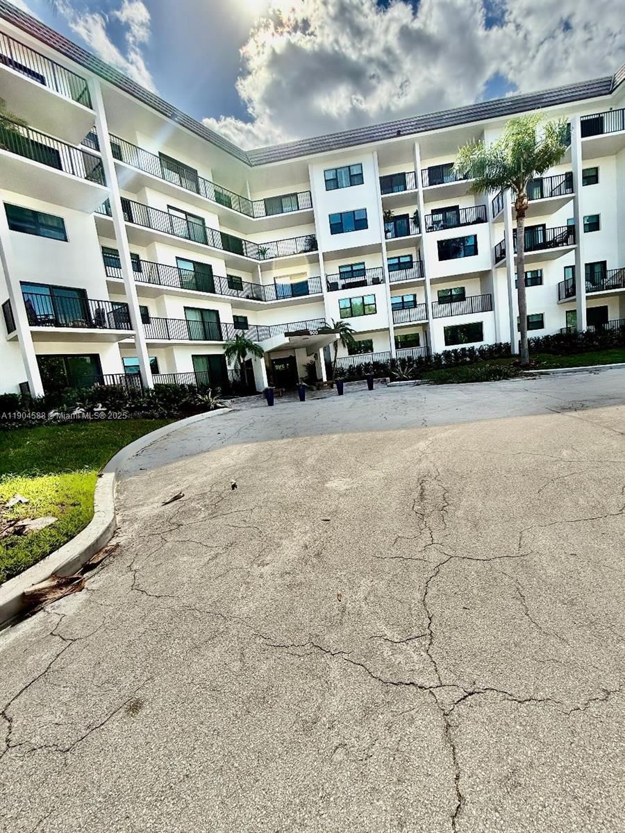 Real estate property located at 900 River Reach Dr #502, Broward, River Reach Condominium I, Fort Lauderdale, FL