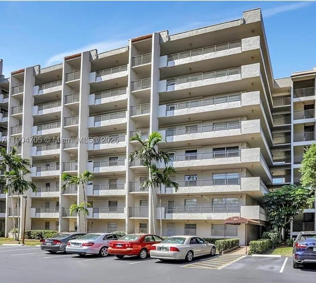 Real estate property located at 3910 Inverrary Blvd #703-B, Broward, 18th Hole At Inverrary Co, Lauderhill, FL