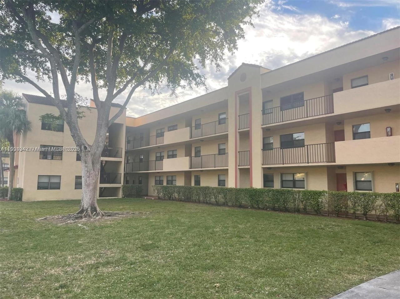 Real estate property located at 3252 Foxcroft Rd #314, Broward, Miramar Club #2 Condo, Miramar, FL