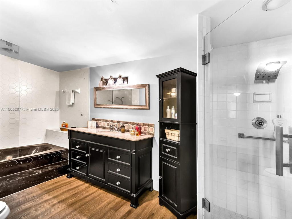 Real estate property located at 3800 Hillcrest Dr #907, Broward, Hillcrest East No 25 Cond, Hollywood, FL