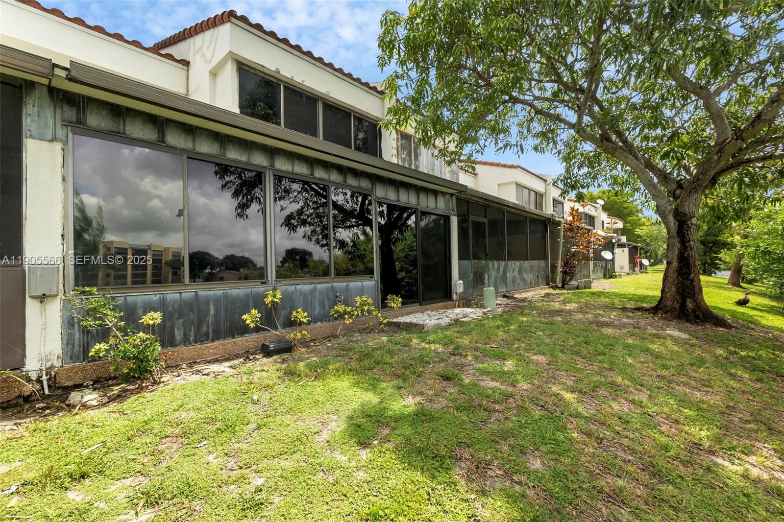 Real estate property located at 6545 Racquet Club Dr #115, Broward, Courts Of Inverrary, Lauderhill, FL
