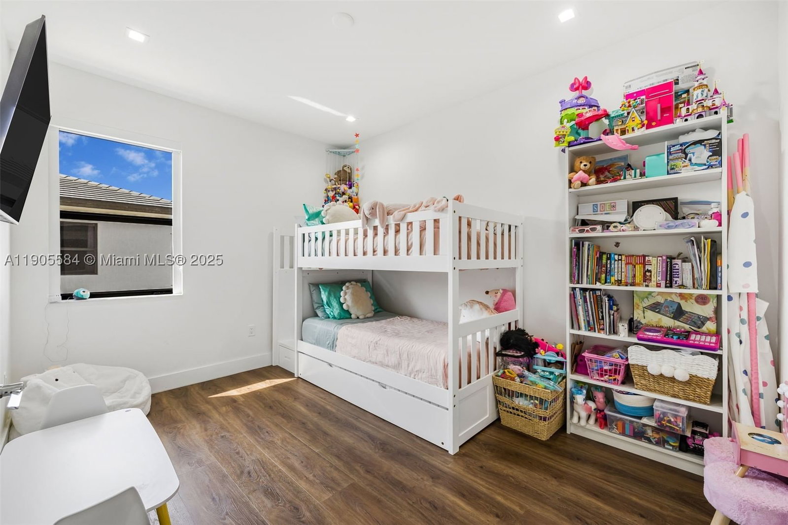 Real estate property located at 8156 43rd St, Miami-dade, Downtown Doral South Phas, Doral, FL