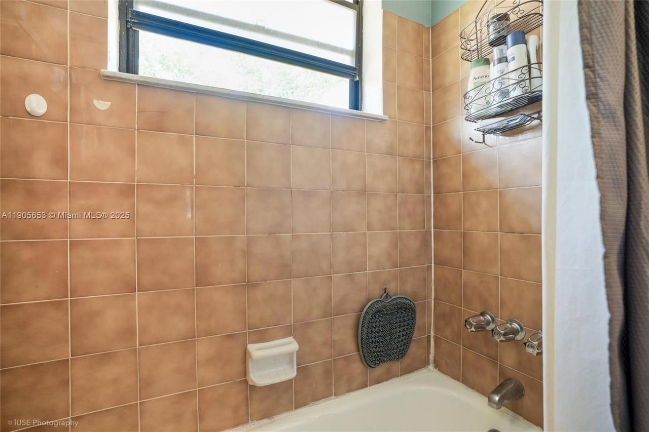 Real estate property located at 1734 16th Ct, Broward, St James Park Northeast P, Hollywood, FL