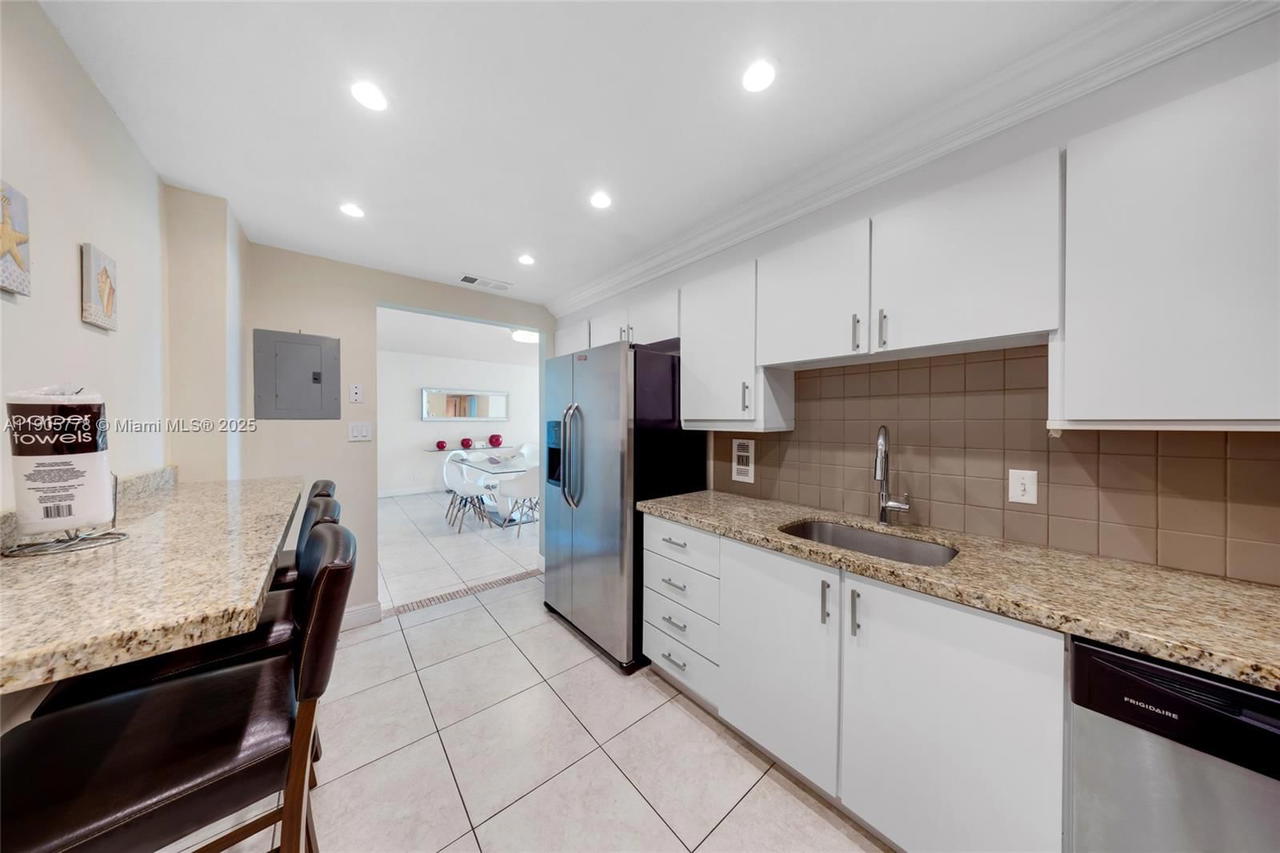 Real estate property located at 3801 Ocean Dr #15R, Broward, Tides On Hollywood Beach, Hollywood, FL