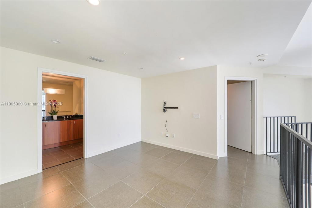 Real estate property located at 300 Biscayne Blvd L-414, Miami-dade, Met 1 Condo, Miami, FL