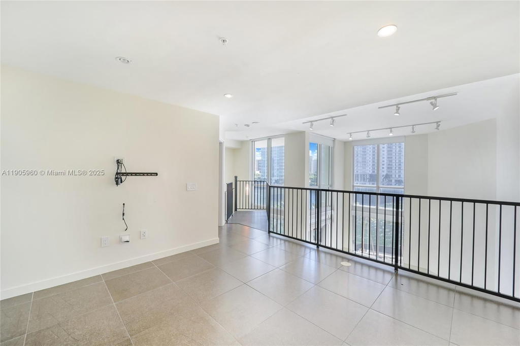 Real estate property located at 300 Biscayne Blvd L-414, Miami-dade, Met 1 Condo, Miami, FL