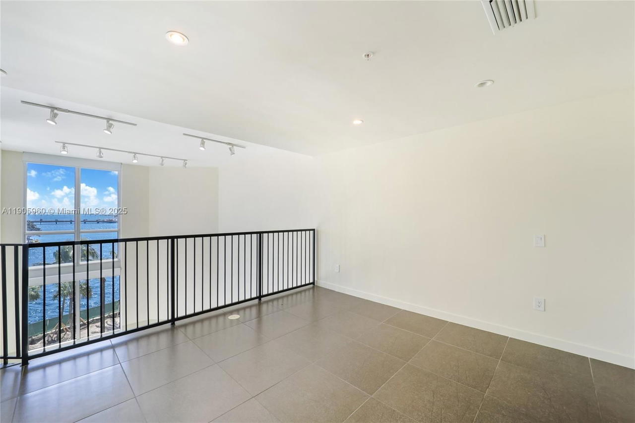 Real estate property located at 300 Biscayne Blvd L-414, Miami-dade, Met 1 Condo, Miami, FL