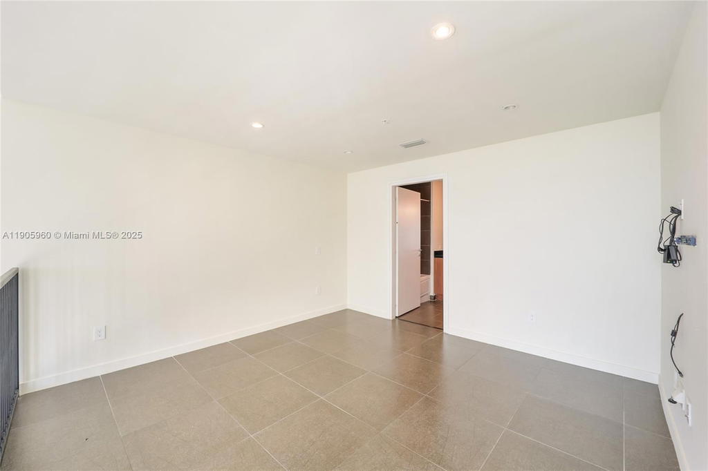 Real estate property located at 300 Biscayne Blvd L-414, Miami-dade, Met 1 Condo, Miami, FL