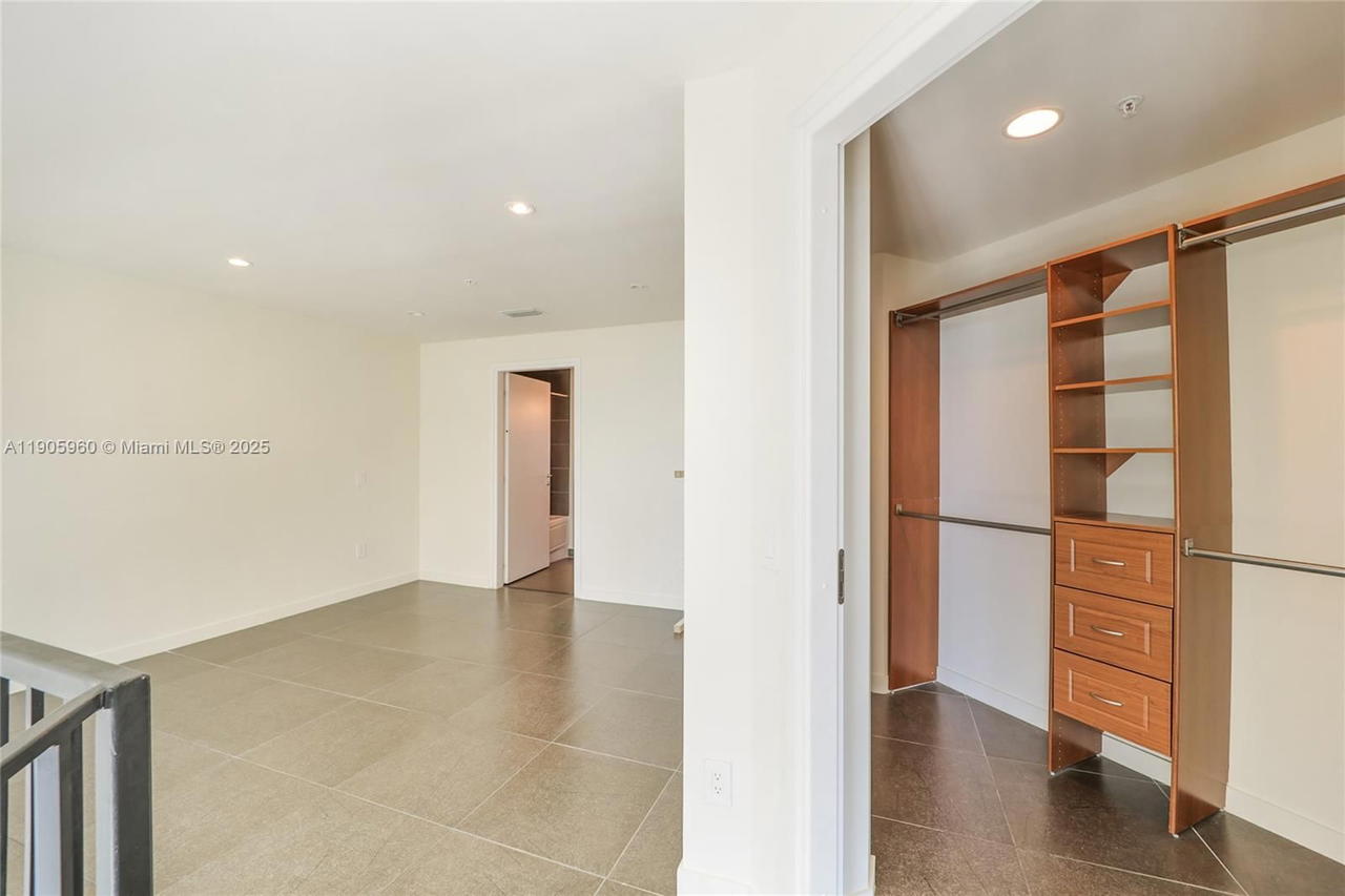 Real estate property located at 300 Biscayne Blvd L-414, Miami-dade, Met 1 Condo, Miami, FL