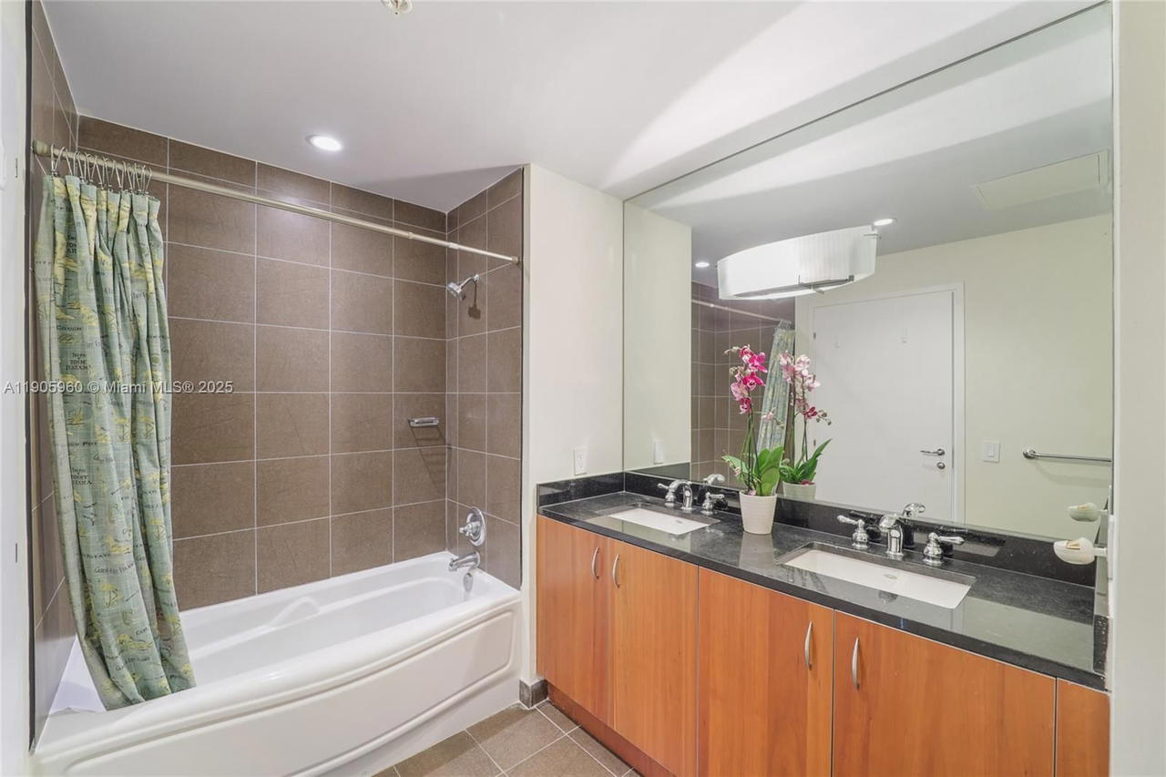Real estate property located at 300 Biscayne Blvd L-414, Miami-dade, Met 1 Condo, Miami, FL