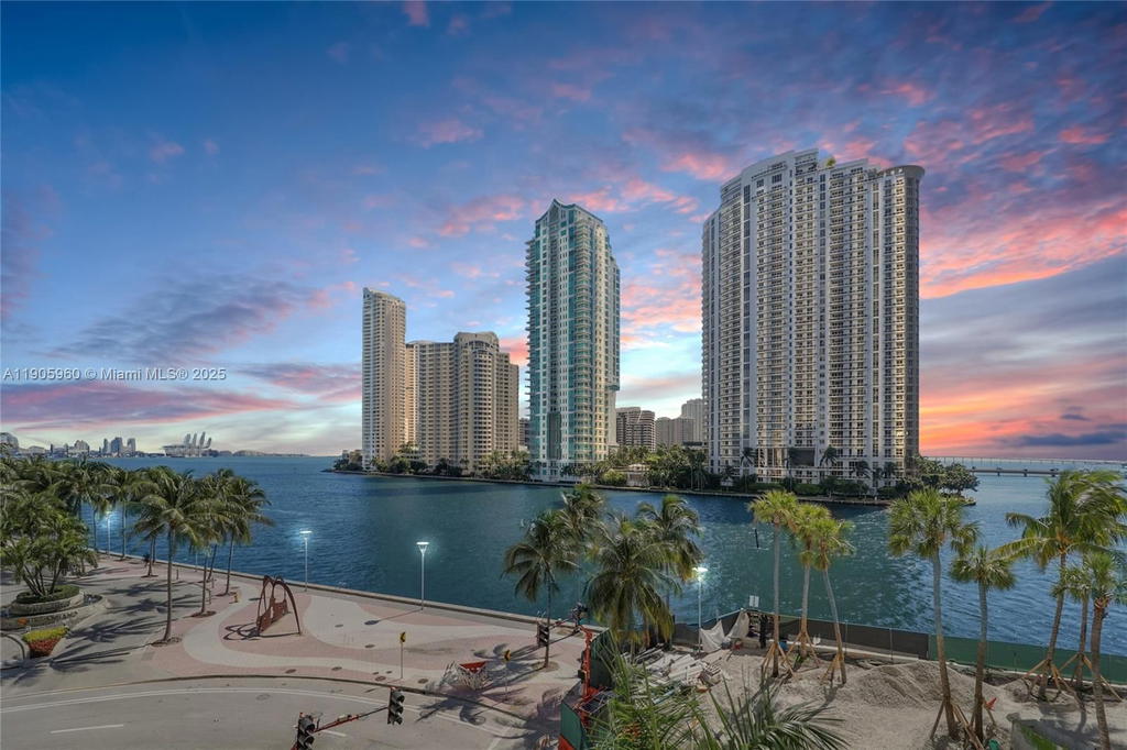 Real estate property located at 300 Biscayne Blvd L-414, Miami-dade, Met 1 Condo, Miami, FL
