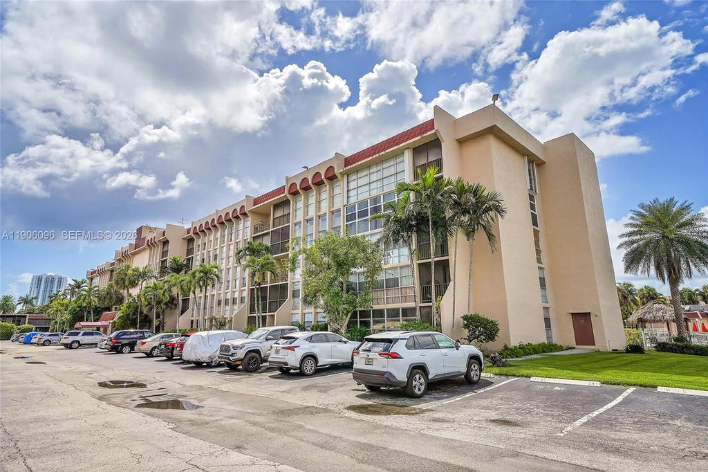 Real estate property located at 2001 Atlantic Shores Blvd #220, Broward, Desoto Park North Condo, Hallandale Beach, FL