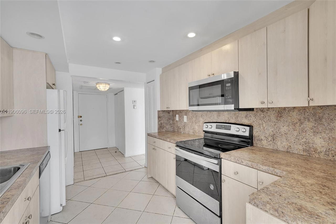Real estate property located at 2001 Atlantic Shores Blvd #220, Broward, Desoto Park North Condo, Hallandale Beach, FL