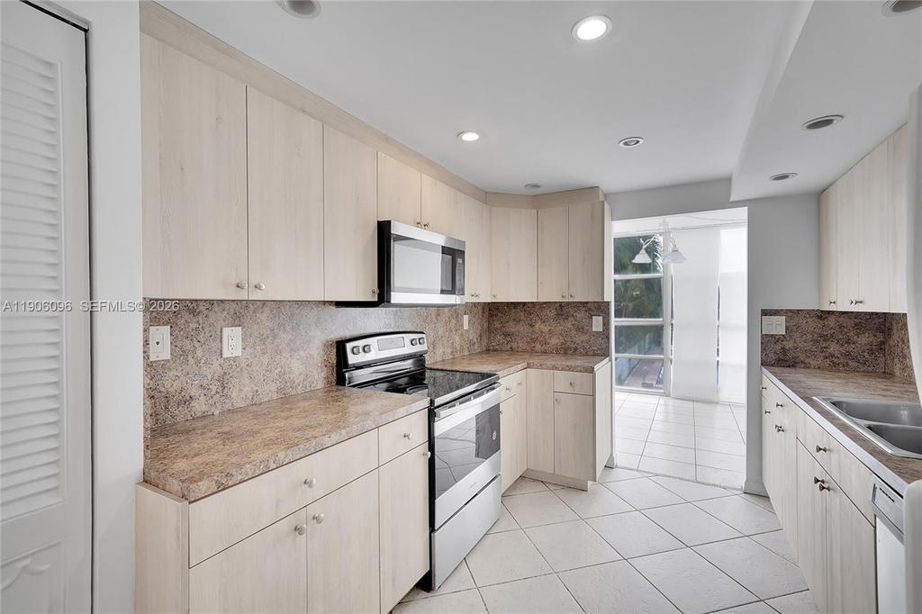 Real estate property located at 2001 Atlantic Shores Blvd #220, Broward, Desoto Park North Condo, Hallandale Beach, FL
