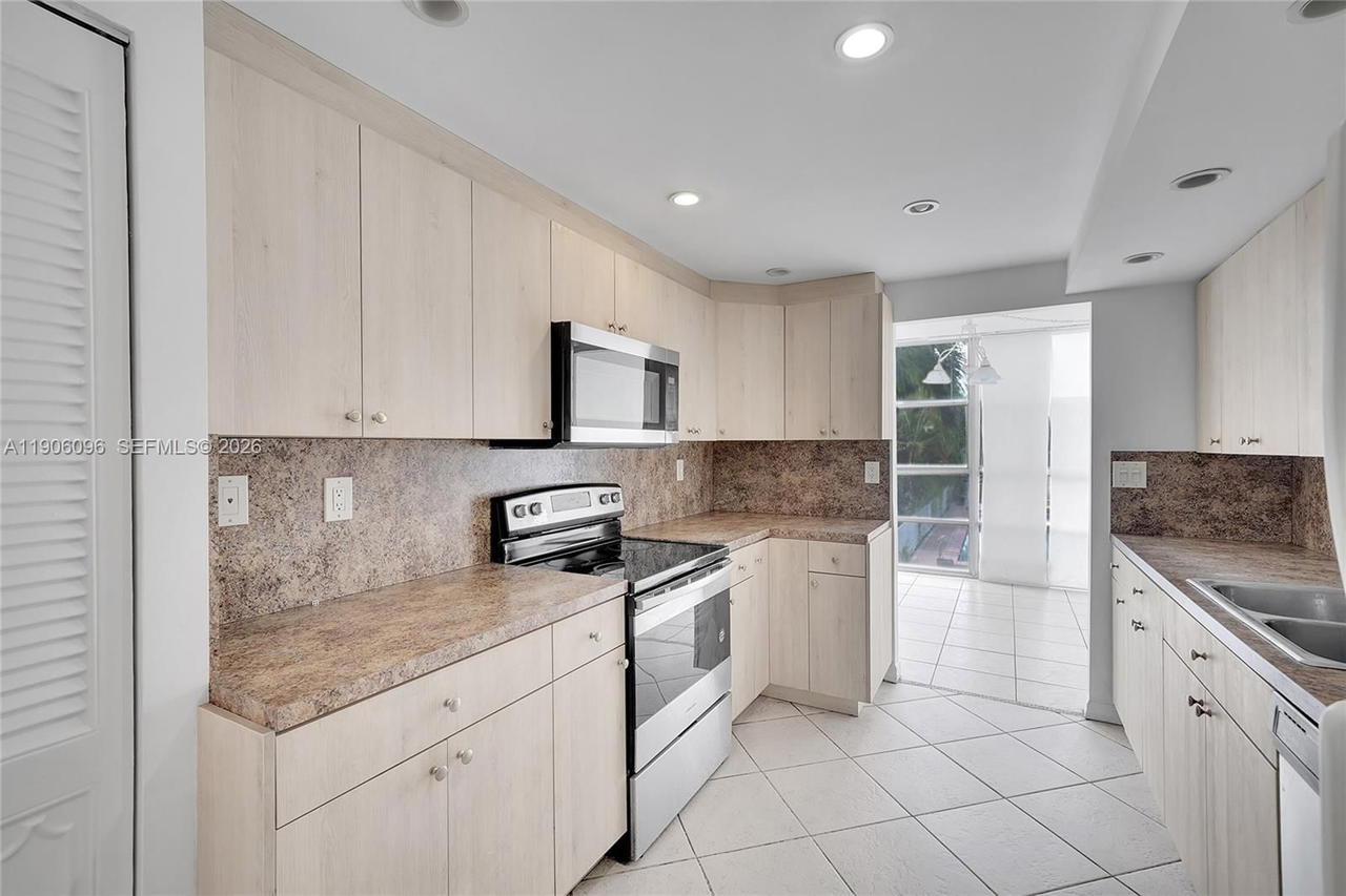 Real estate property located at 2001 Atlantic Shores Blvd #220, Broward, Desoto Park North Condo, Hallandale Beach, FL