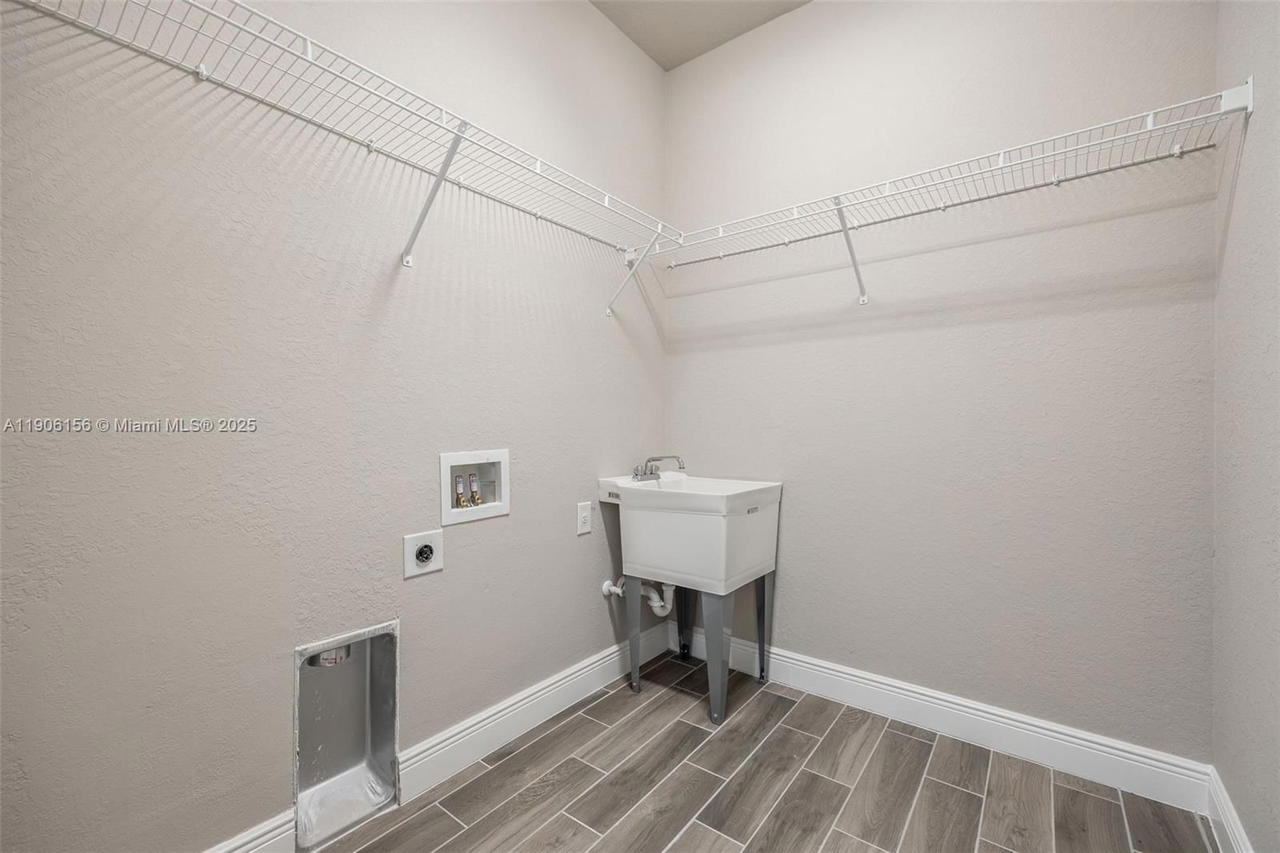Real estate property located at 626 Royce Rd, Hendry, Banyan Village, La Belle, FL