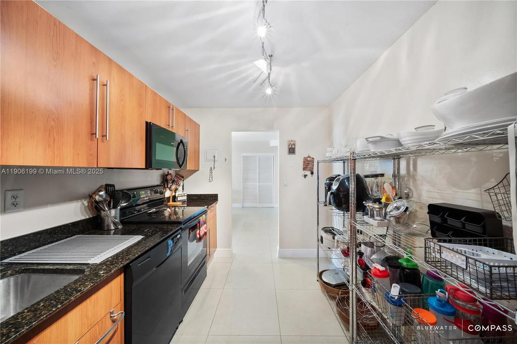 Real estate property located at 3000 Ocean Dr #520, Broward, Residences On Hollywood B, Hollywood, FL