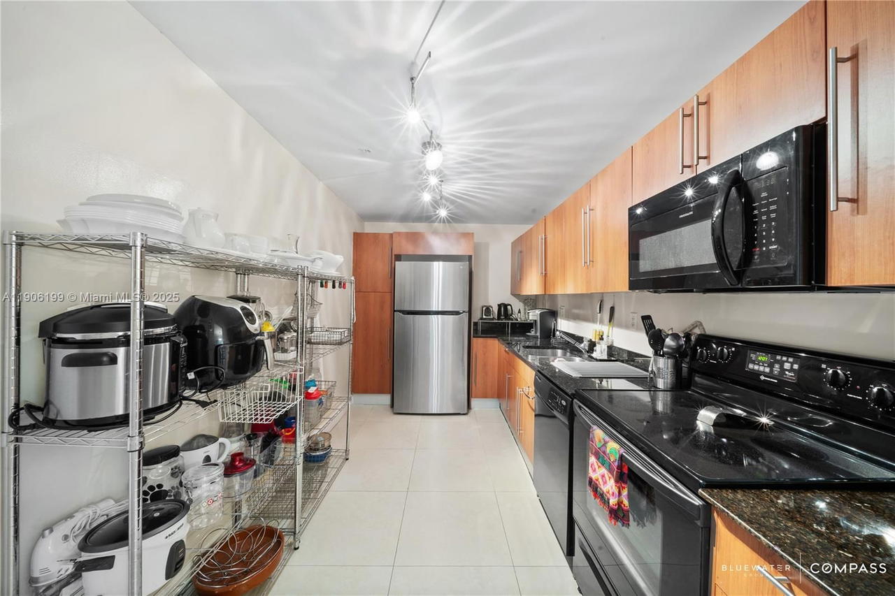 Real estate property located at 3000 Ocean Dr #520, Broward, Residences On Hollywood B, Hollywood, FL