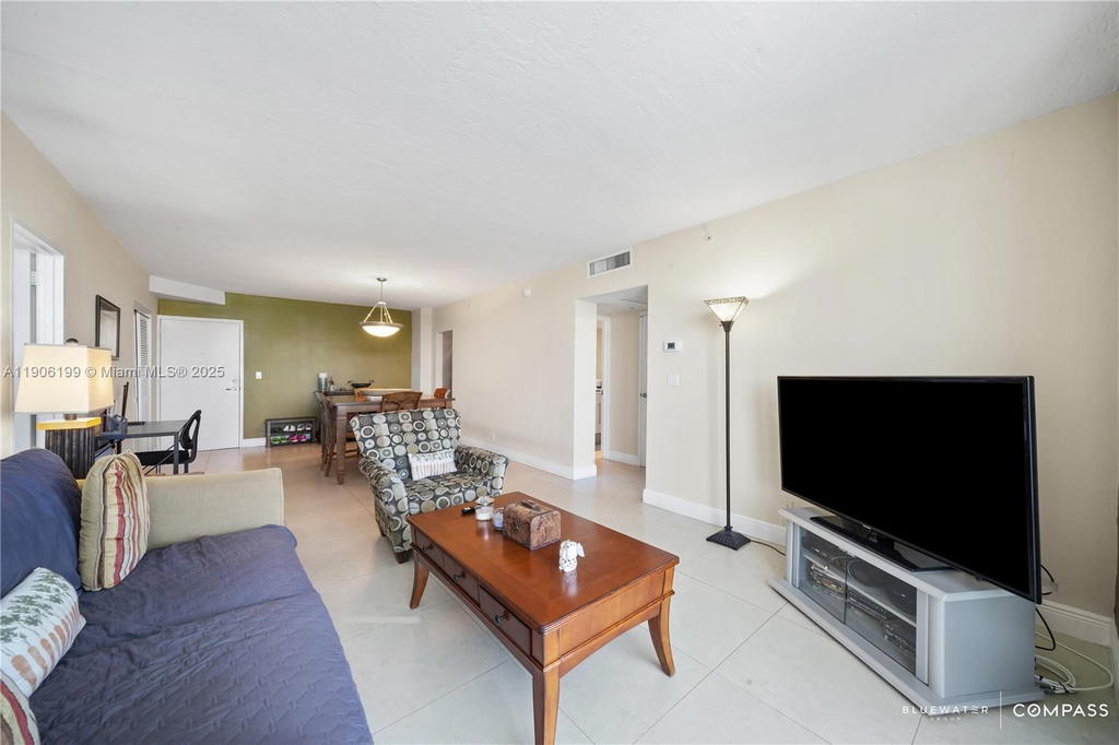 Real estate property located at 3000 Ocean Dr #520, Broward, Residences On Hollywood B, Hollywood, FL