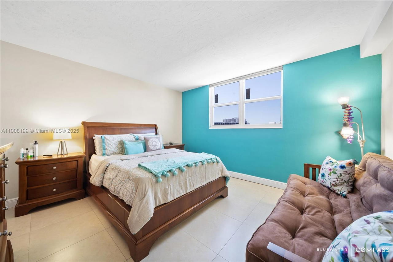 Real estate property located at 3000 Ocean Dr #520, Broward, Residences On Hollywood B, Hollywood, FL