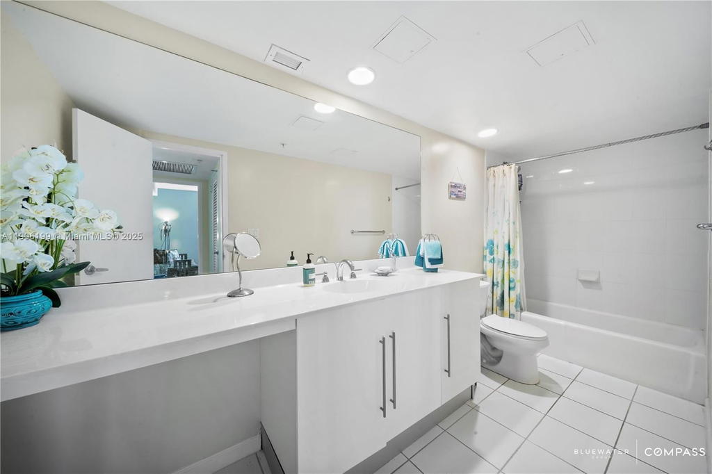 Real estate property located at 3000 Ocean Dr #520, Broward, Residences On Hollywood B, Hollywood, FL