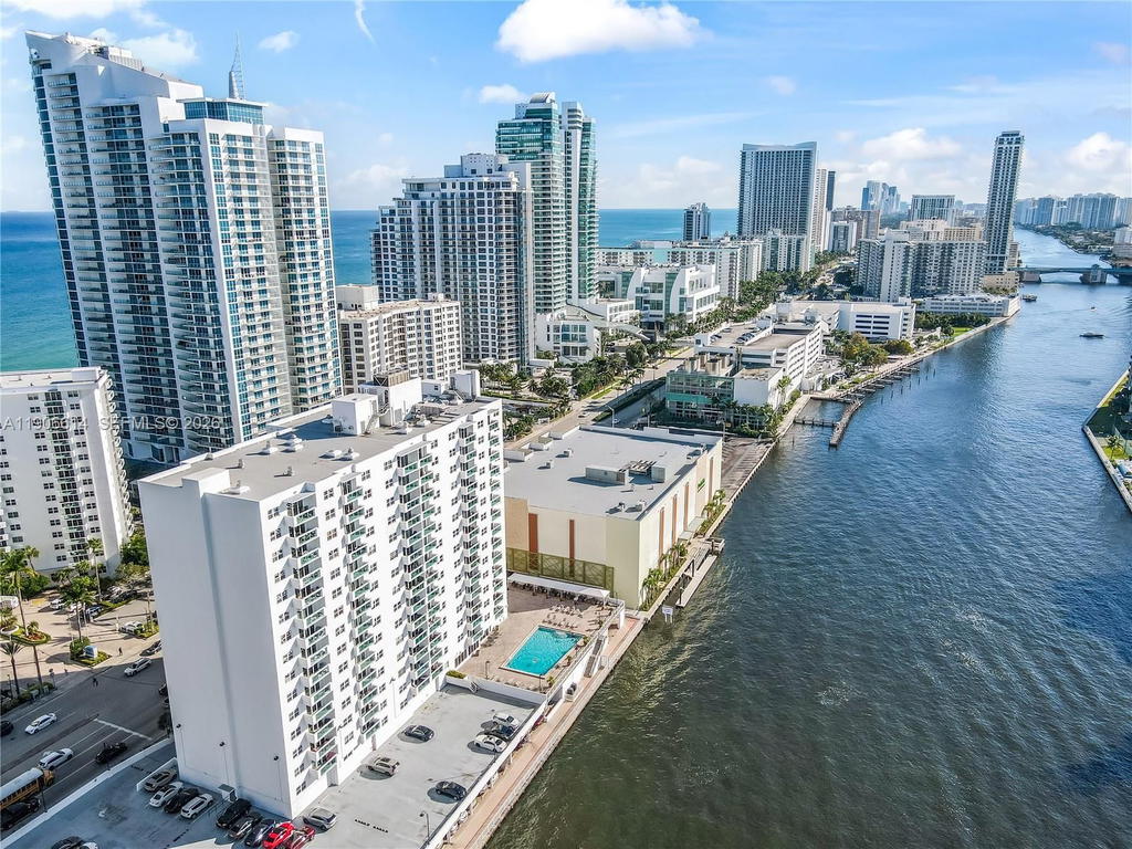 Real estate property located at 3000 Ocean Dr #420, Broward, Residences On Hollywood B, Hollywood, FL