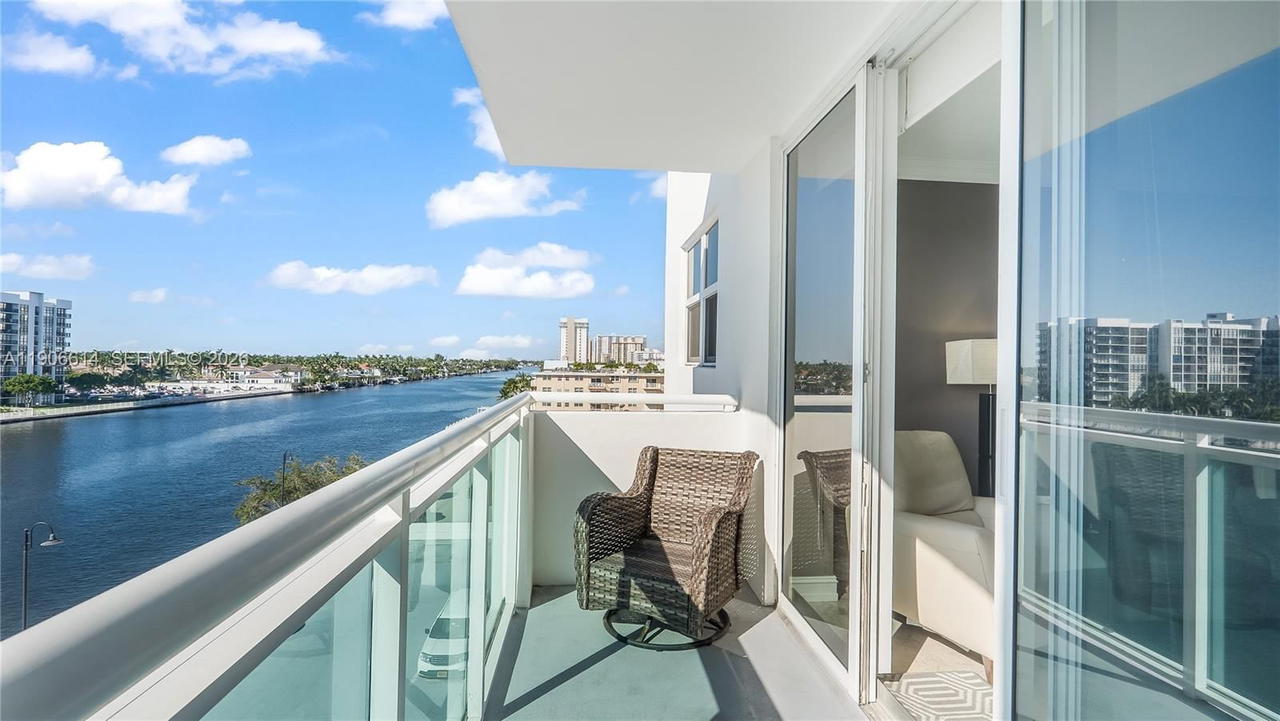 Real estate property located at 3000 Ocean Dr #420, Broward, Residences On Hollywood B, Hollywood, FL