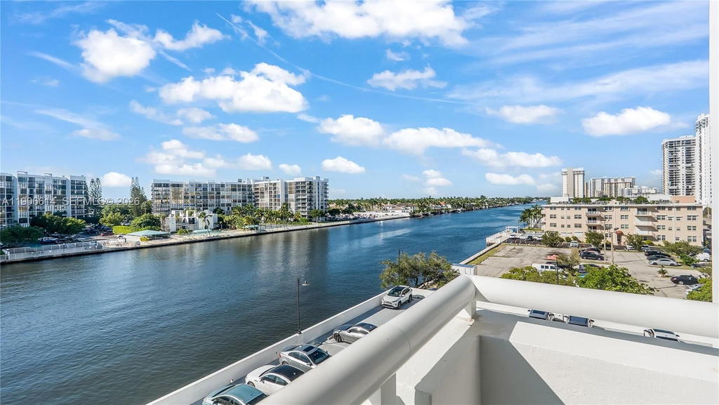 Real estate property located at 3000 Ocean Dr #420, Broward, Residences On Hollywood B, Hollywood, FL
