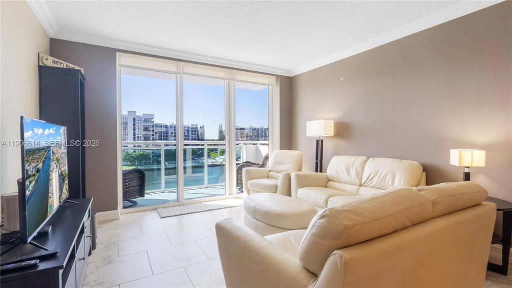 Real estate property located at 3000 Ocean Dr #420, Broward, Residences On Hollywood B, Hollywood, FL