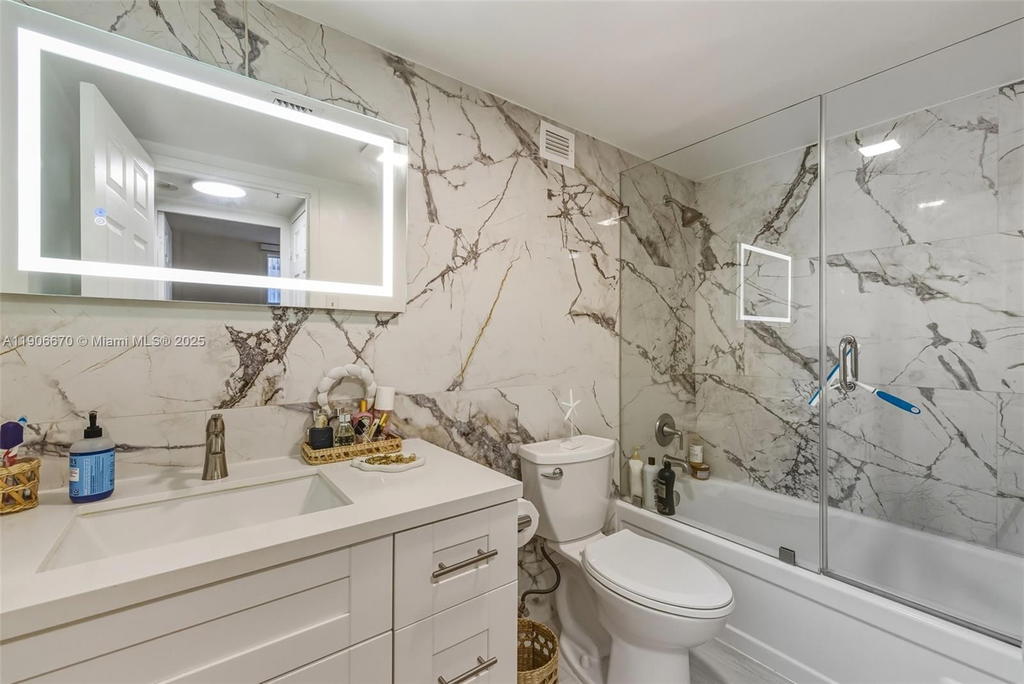 Real estate property located at 9195 Collins Ave #404, Miami-dade, Carlisle On The Ocean Con, Surfside, FL