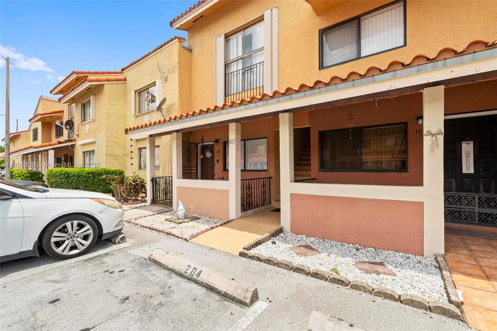 Real estate property located at 2735 61ST PL #204, Miami-dade, Lago Grande, Hialeah, FL