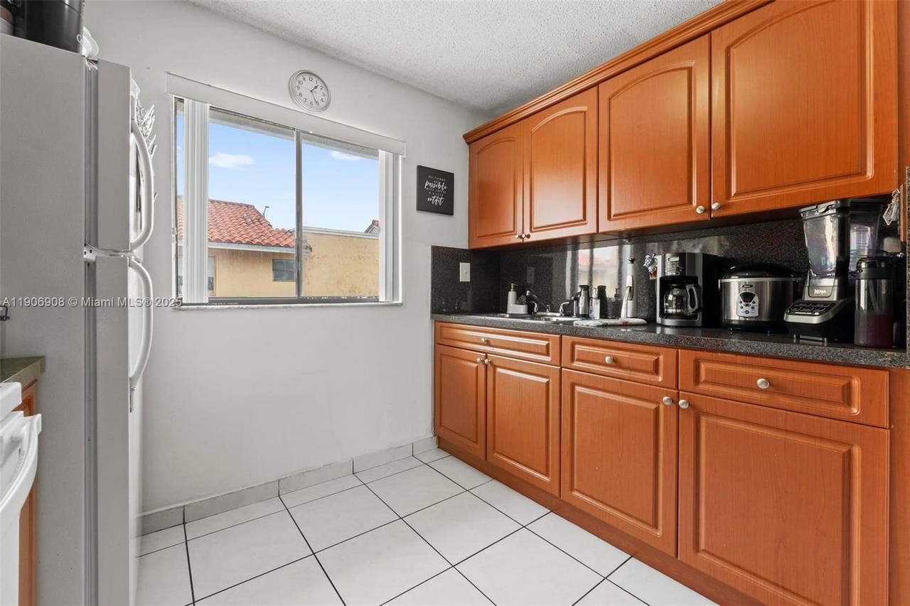 Real estate property located at 2735 61ST PL #204, Miami-dade, Lago Grande, Hialeah, FL