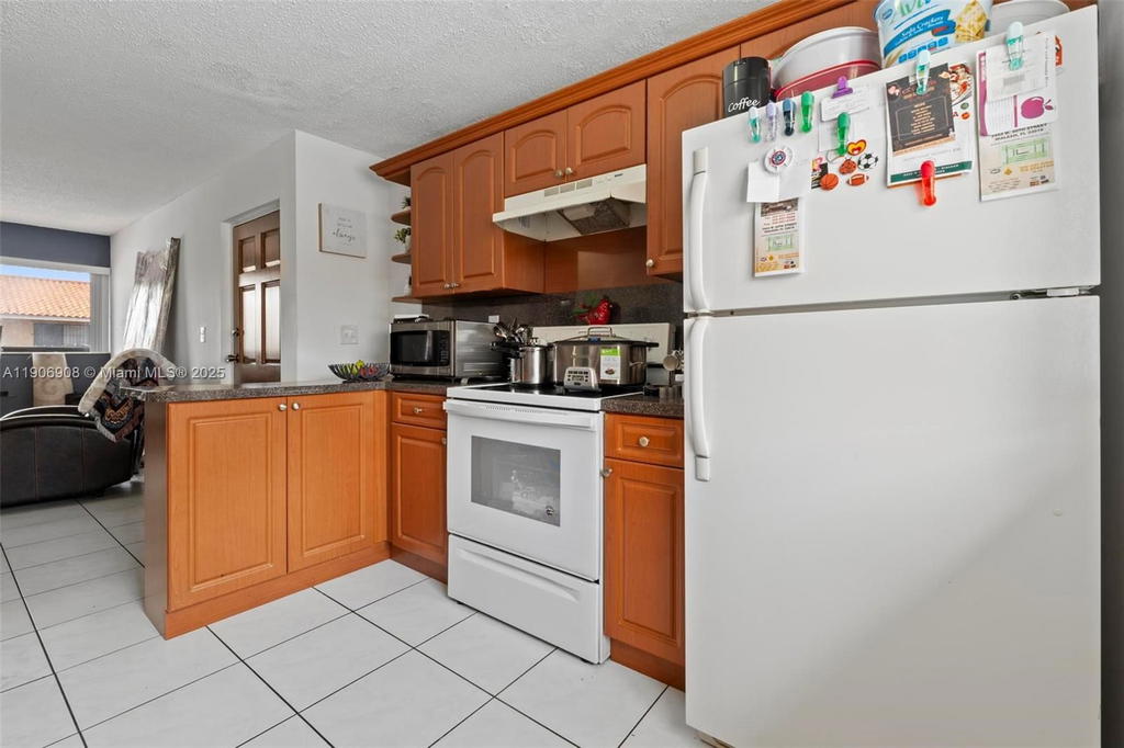 Real estate property located at 2735 61ST PL #204, Miami-dade, Lago Grande, Hialeah, FL