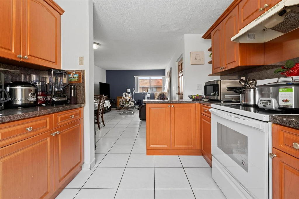 Real estate property located at 2735 61ST PL #204, Miami-dade, Lago Grande, Hialeah, FL
