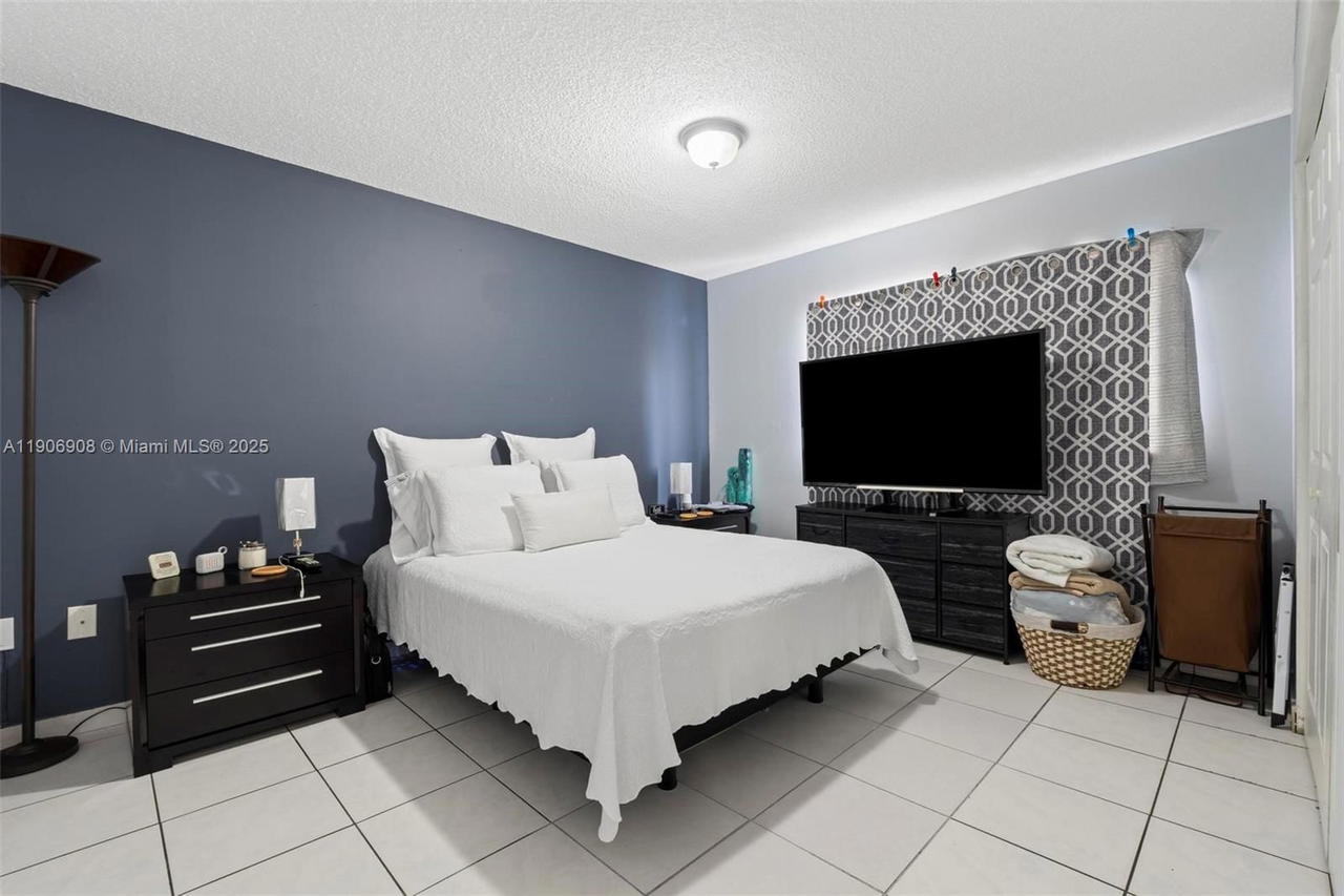 Real estate property located at 2735 61ST PL #204, Miami-dade, Lago Grande, Hialeah, FL