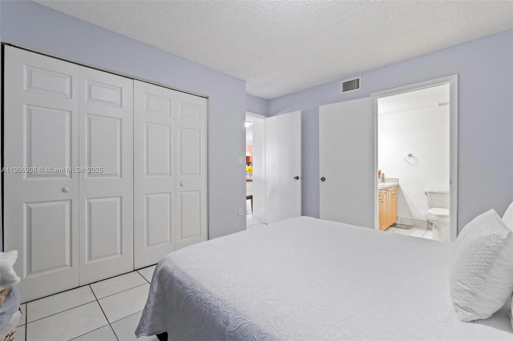Real estate property located at 2735 61ST PL #204, Miami-dade, Lago Grande, Hialeah, FL